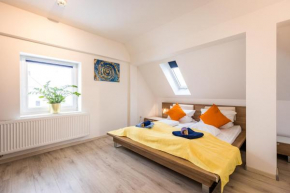 BRIGHT - Super Spacious - King Bed, Kitchen, Free Parking